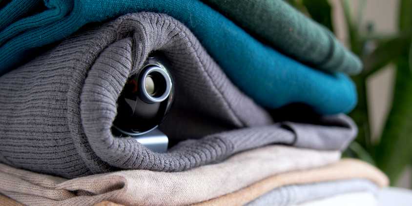 Веб‑камера плохо спрятанная в куче белья.