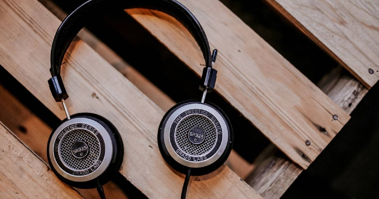 Наушники на деревянном столе — вид сверху