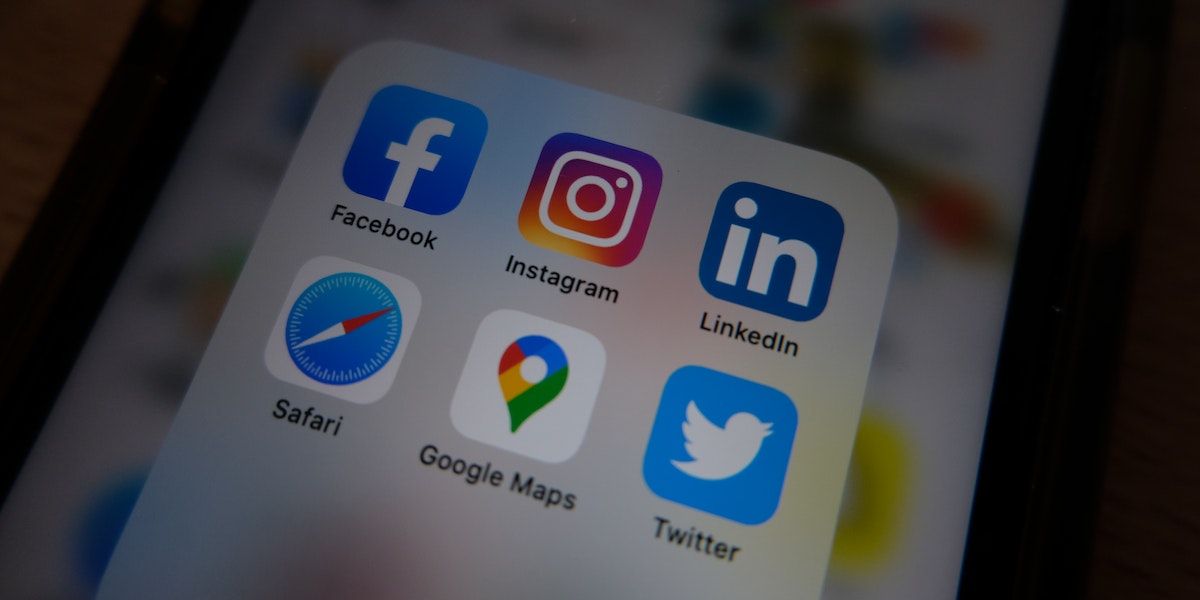 Экран мобильного устройства с иконками приложений