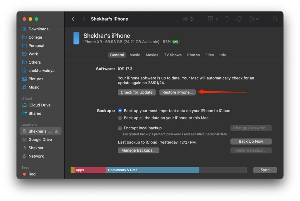 Подключение iPhone к Mac с открытым Finder для восстановления