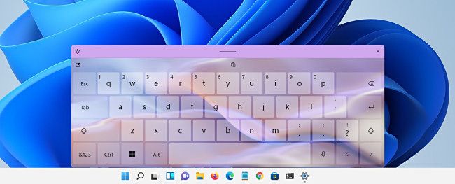 Сенсорная клавиатура Windows 11 с применённой темой.