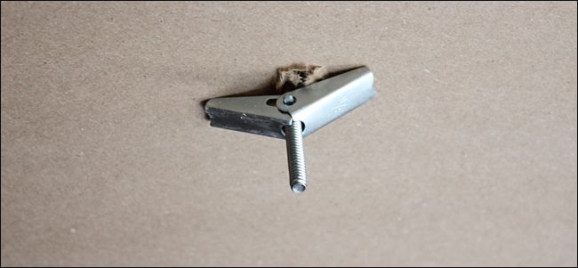 Фото: раскладушка с раскрытыми «крыльями» прочно прижата к внутренней стороне гипсокартона