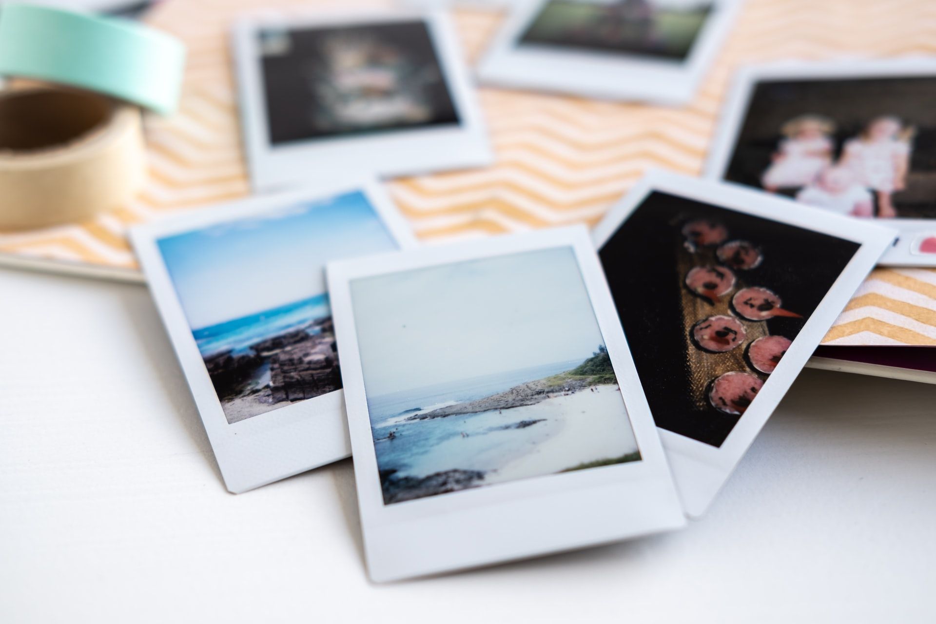 Polaroid фотографии на пляже при ярком свете