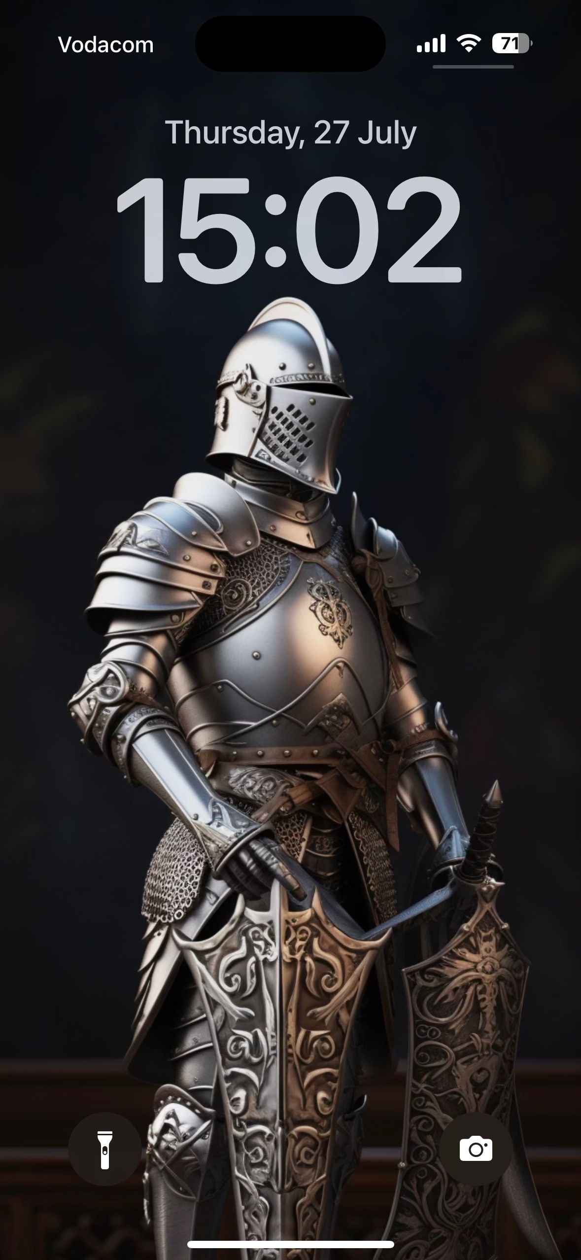 Экран блокировки iPhone с изображением рыцаря и пустым пространством над головой.