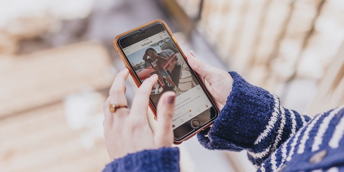 Человек использует Instagram на смартфоне