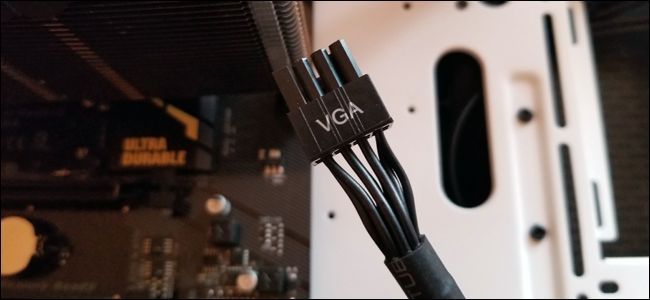Частичный вид фиксатора PCI-E и указание, как нажимать на защёлку
