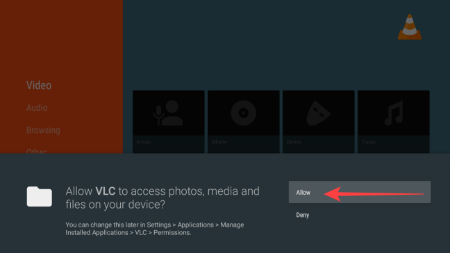 При первом запуске VLC запросит доступ к мультимедиа на устройстве Fire TV. Выберите Разрешить.