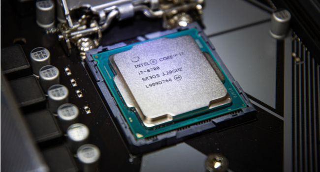 Фотография Intel Core i7-8700, установленного на материнской плате.