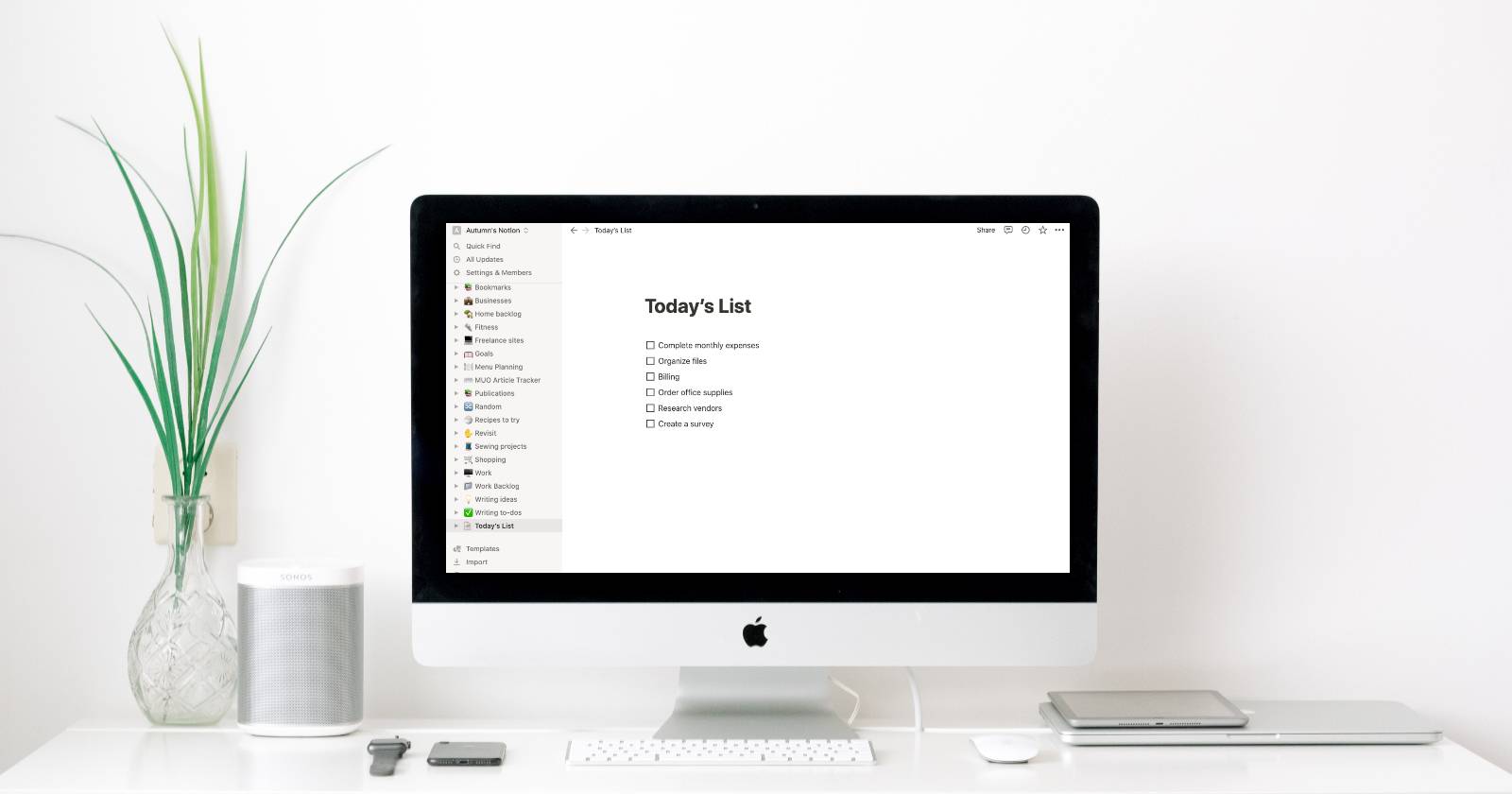 Компьютер с открытым списком задач на экране