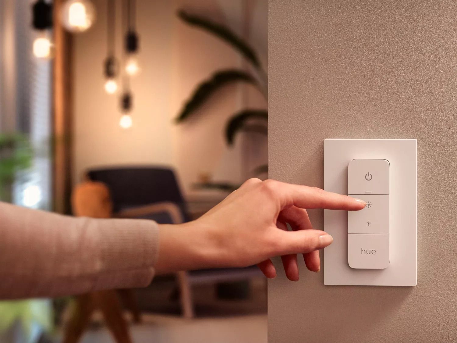 Панель Philips Hue, закреплённая на стене.