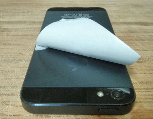 Фото: царапина или соскоб на задней панели, открывающая оригинальный логотип или пустоту