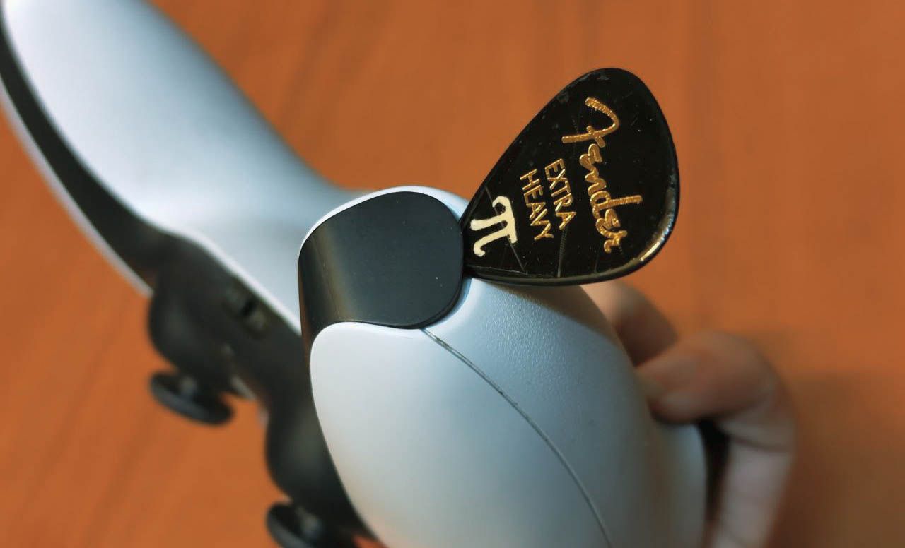 Снятие лицевой панели у нижнего угла рукояти контроллера PS5.