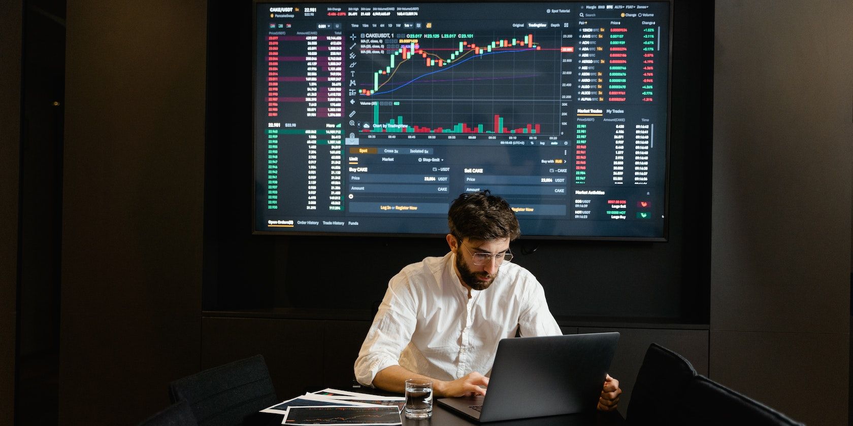 Мужчина в белой рубашке сидит за столом