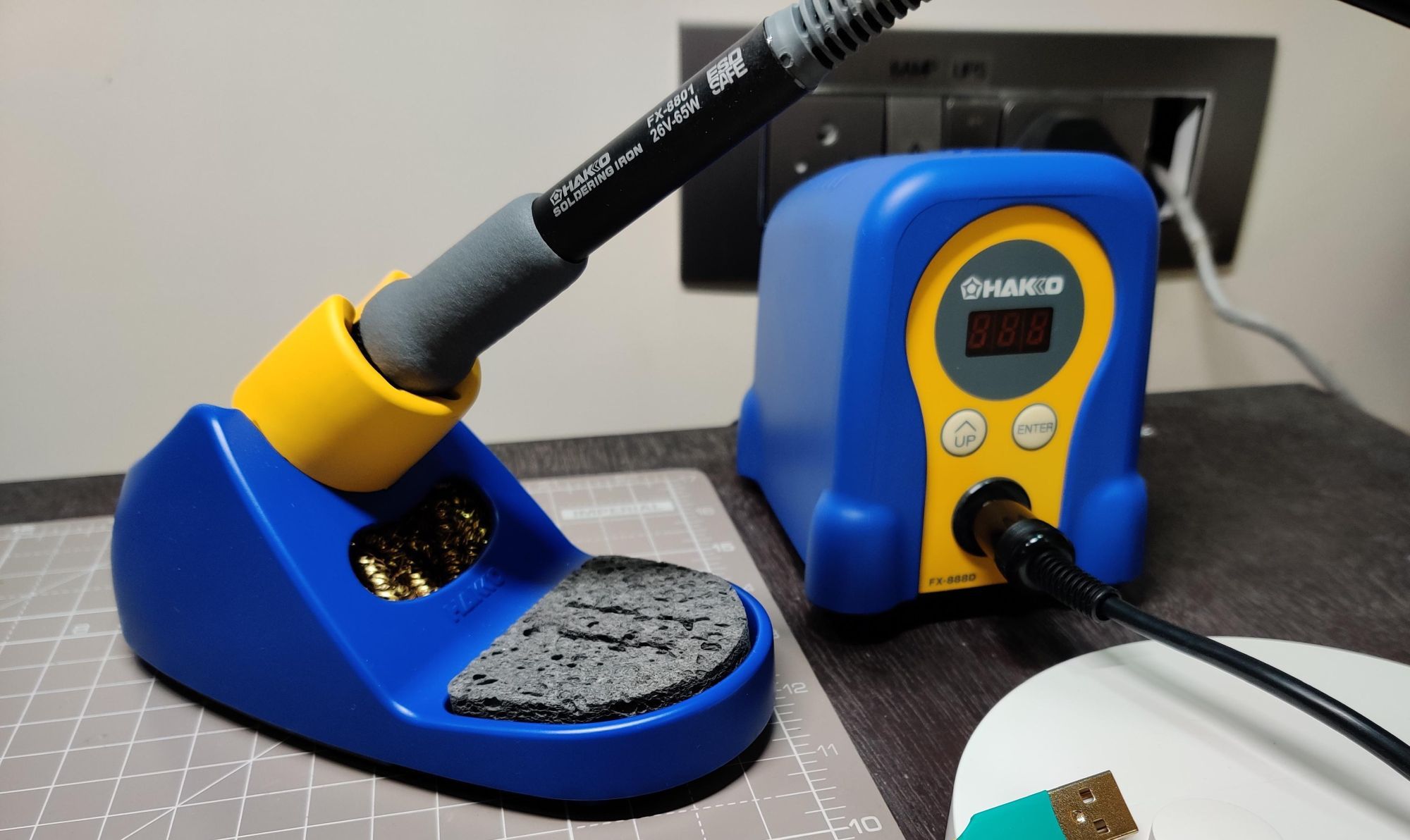 Паяльная станция Hakko FX-888D на рабочем столе
