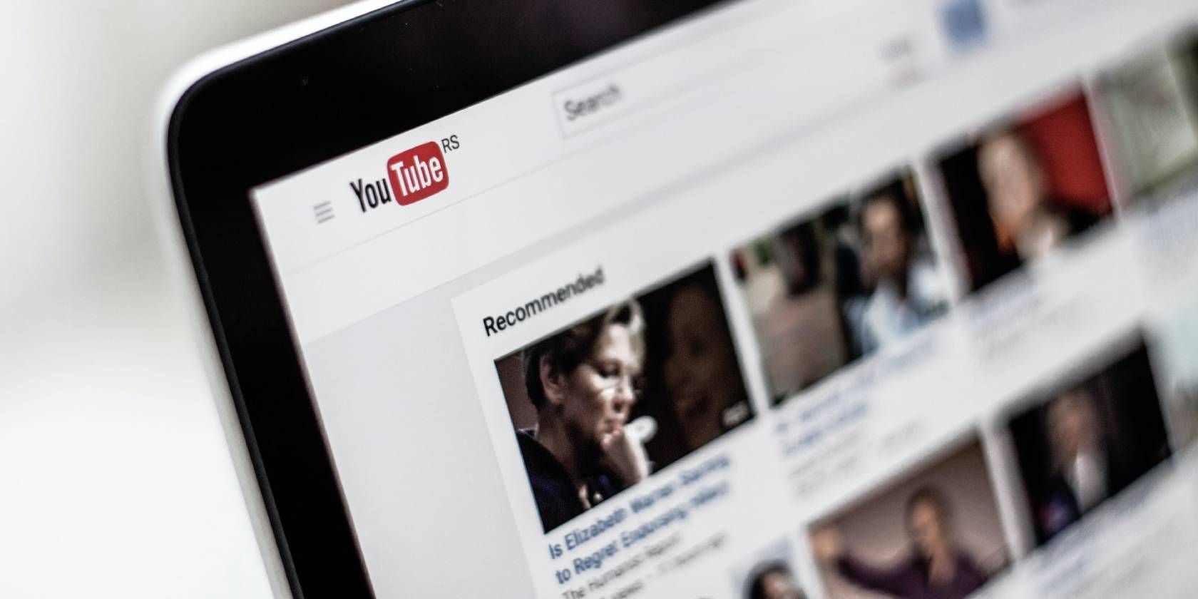Крупный план ноутбука с открытым YouTube