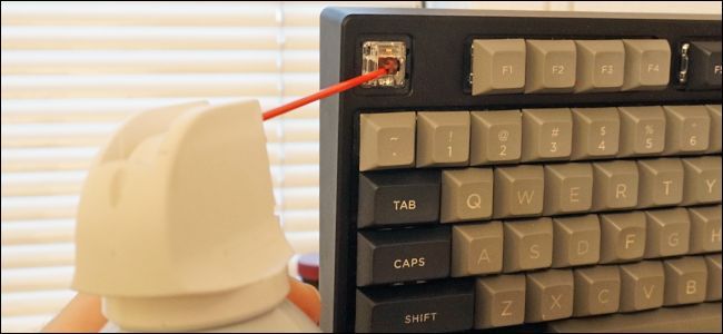 Фотография клавиши крупным планом при продувке баллончиком