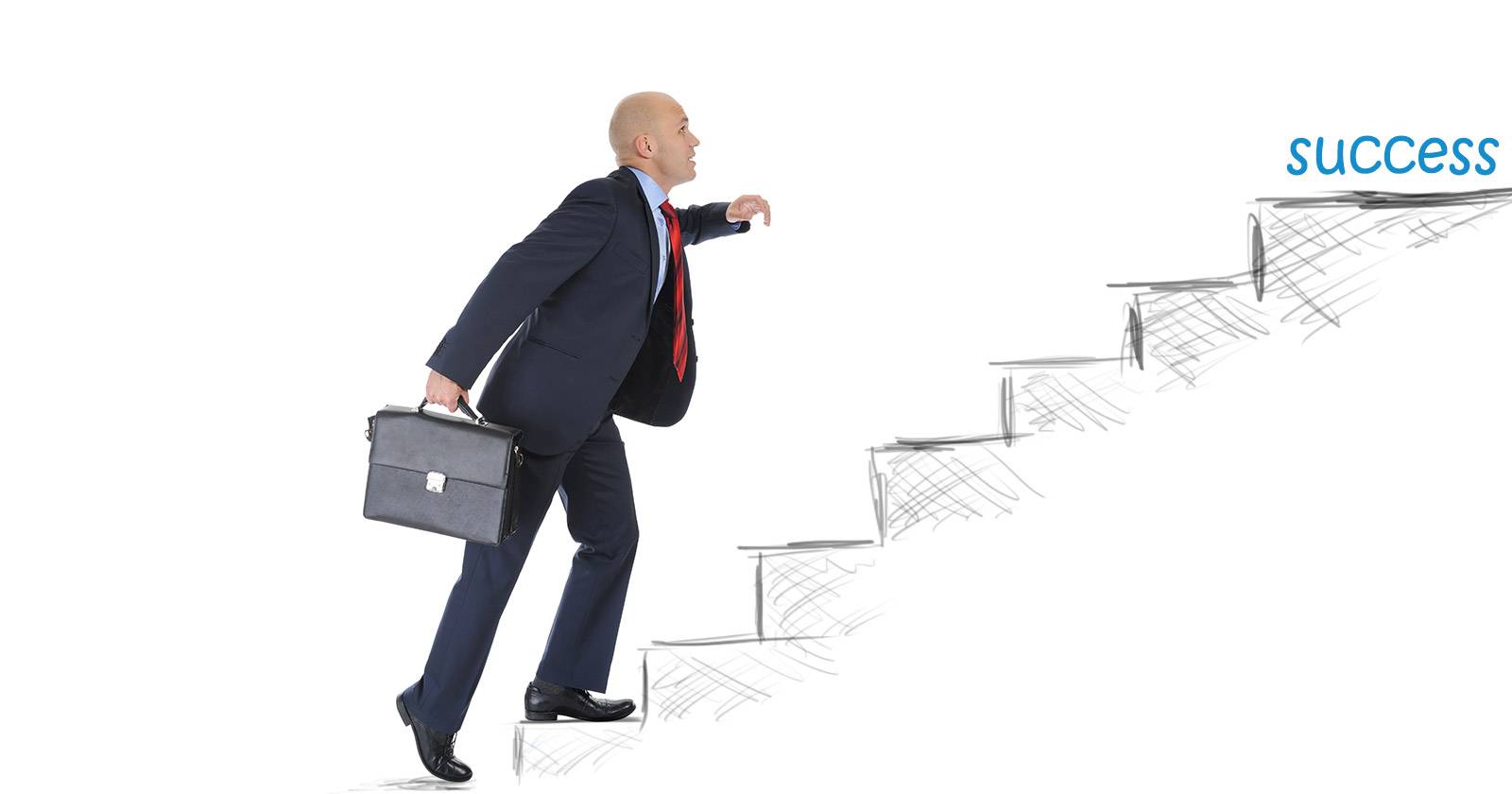 Планирование личного роста: человек за столом с ноутбуком