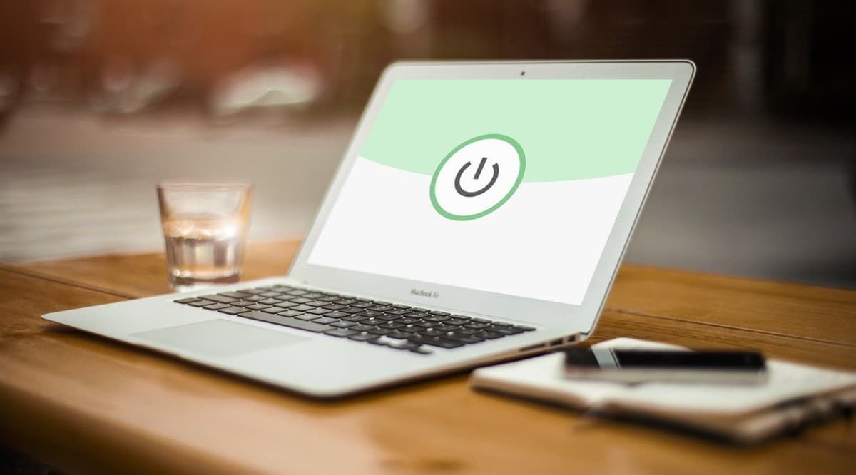 Кнопка питания на ноутбуке на фоне рабочего стола
