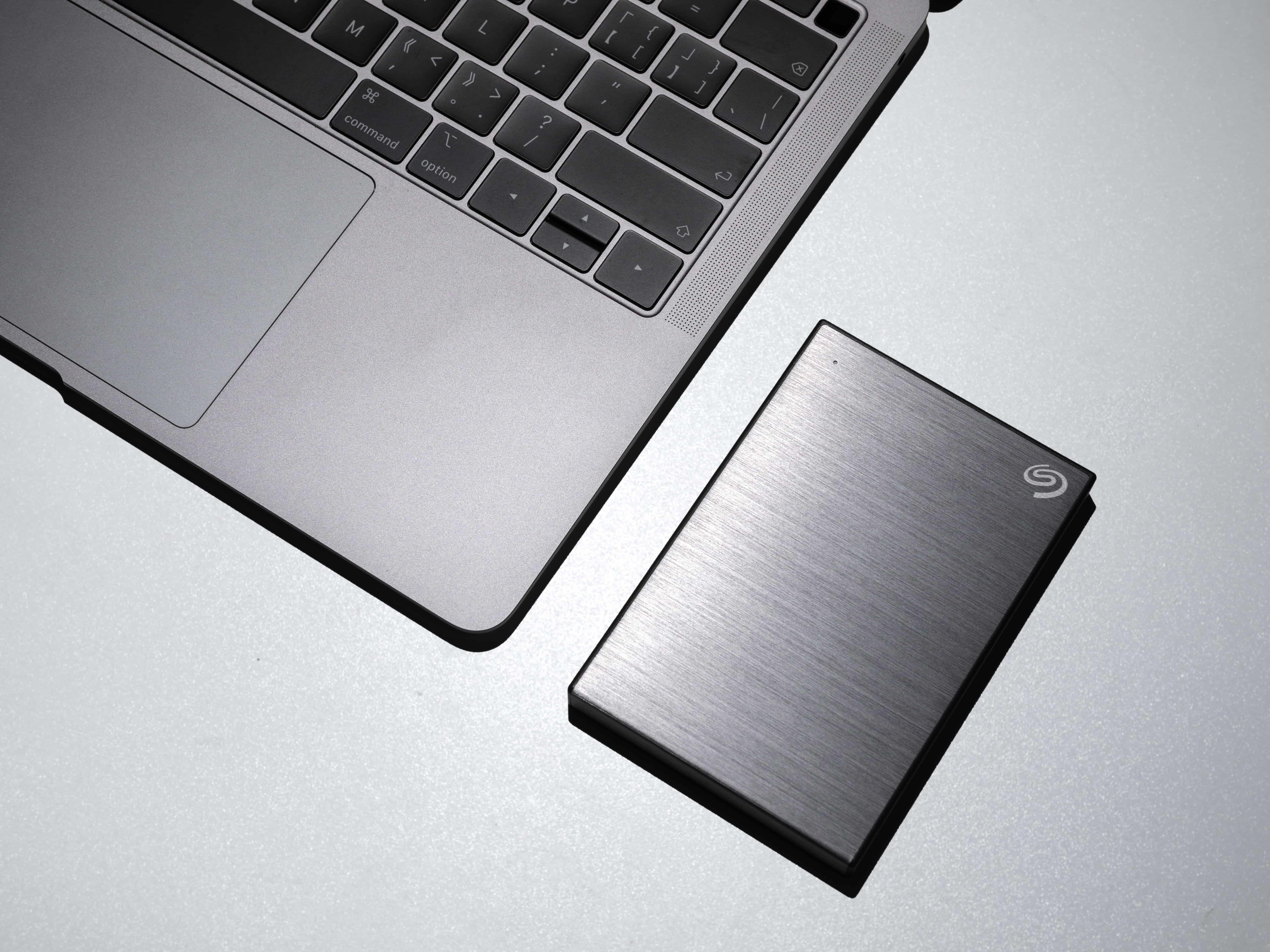 Photo d’un SSD externe et d’un disque dur