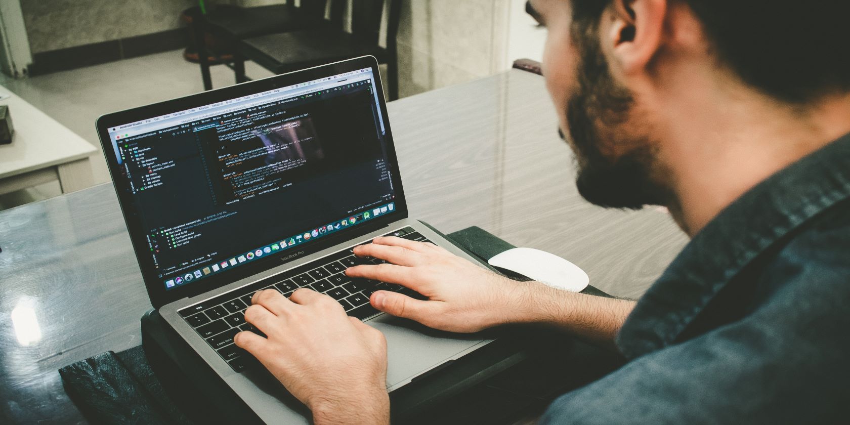 Человек пишет код на ноутбуке