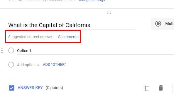Скриншот: пример подсказанной верной опции под полем вопроса в Google Формах