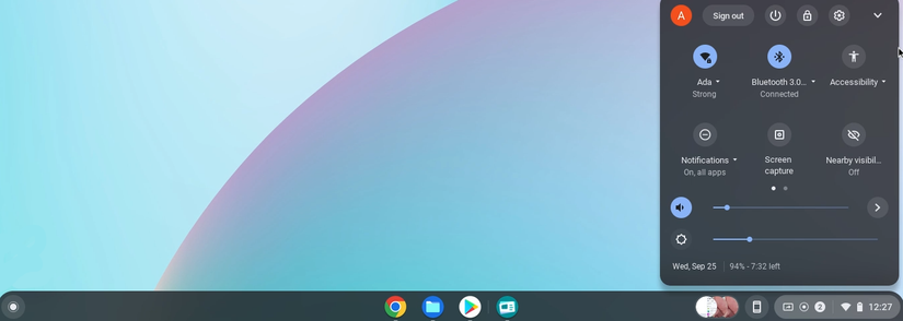 Панель состояния Chromebook с часами и значками батареи
