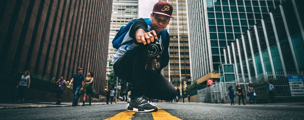 Мужчина на улице снят с низкой точки