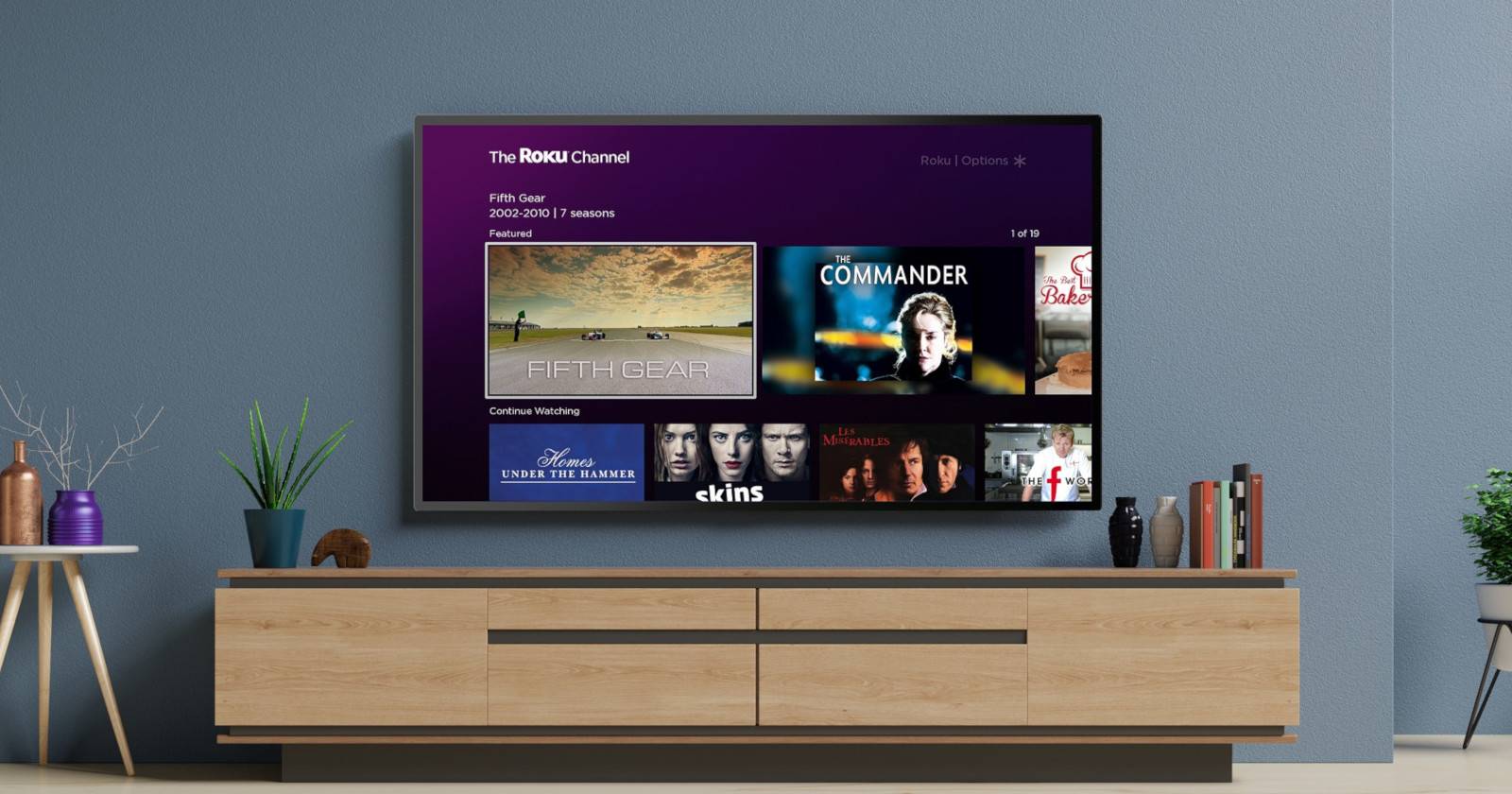 Настенный телевизор с подключенным и работающим устройством Roku