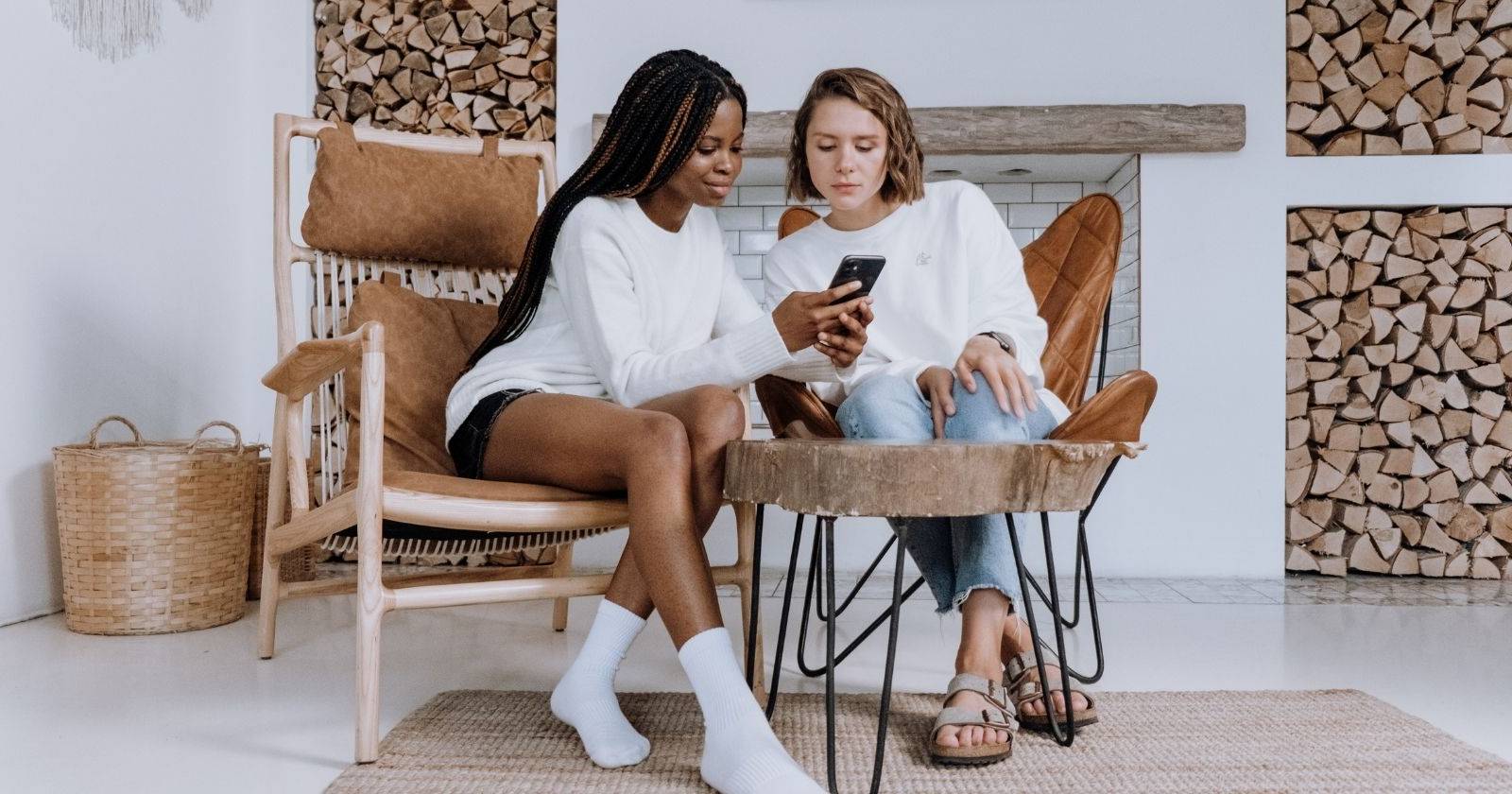 Друзья вместе используют iPhone