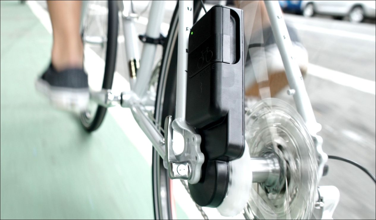 SivaCycle Atom fixé sur la roue d'un vélo pour charger un appareil