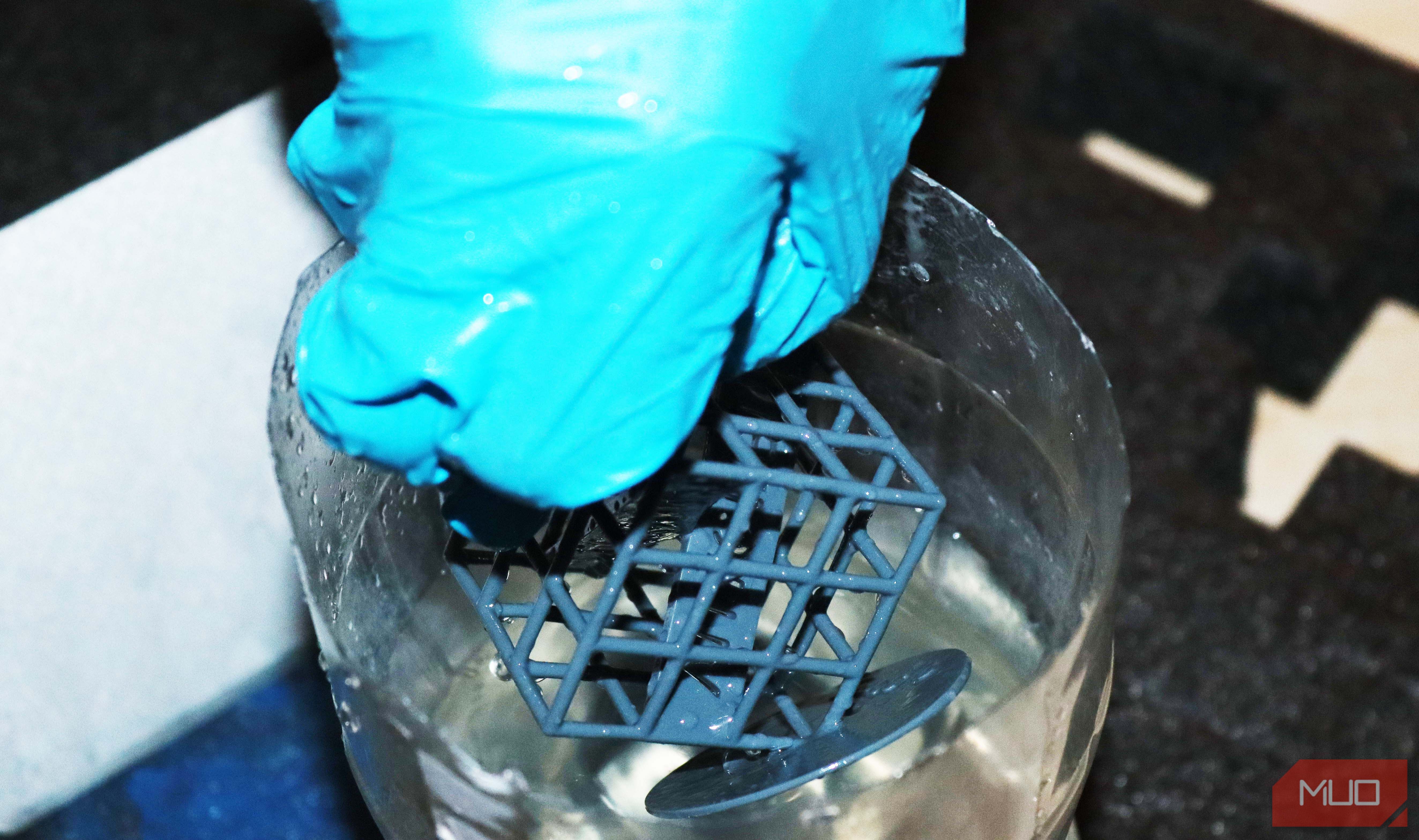 Погружение смоляной модели в изопропиловый спирт для очистки