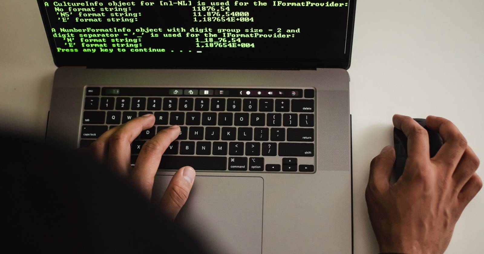 Человек за ноутбуком с кодом