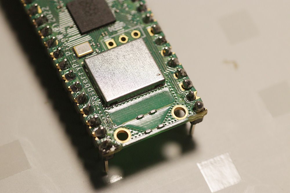 Плата Raspberry Pi Pico W с видимой микросхемой WLAN и возможностью Bluetooth