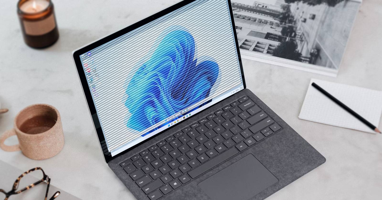 Ноутбук с Windows 11 на столе