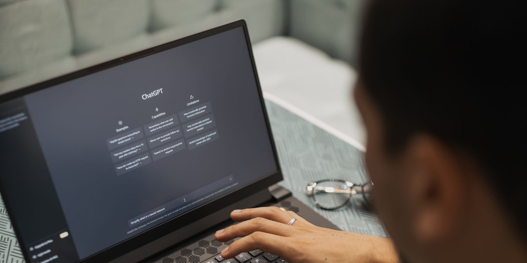 Человек печатает запрос в интерфейсе ChatGPT
