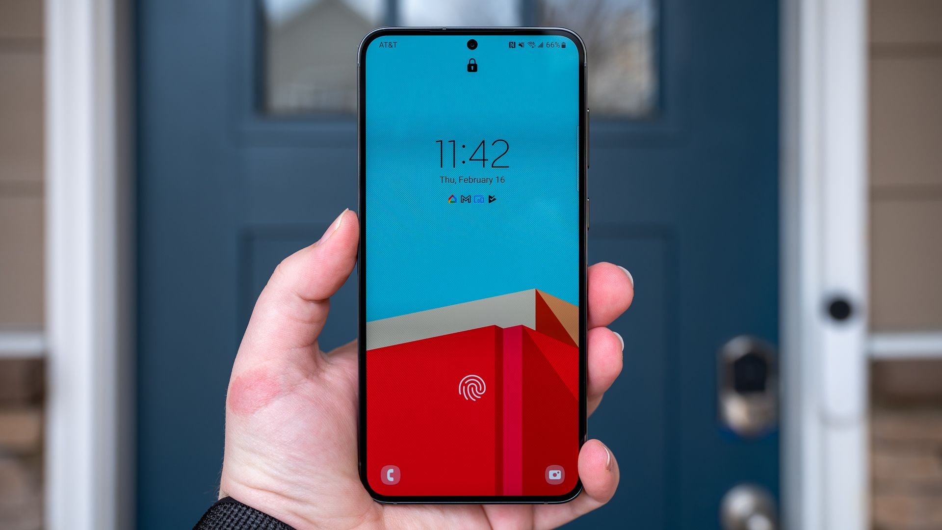 Как настроить часы на экране блокировки Android