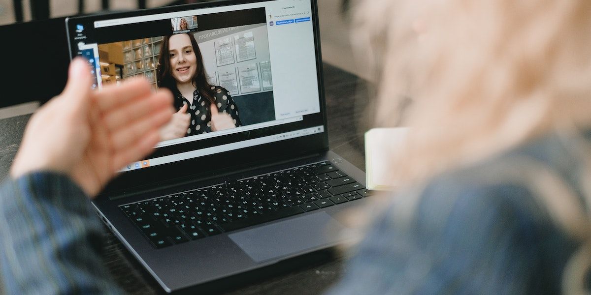 Женщины‑коллеги проводят видеоконференцию и обсуждают проект