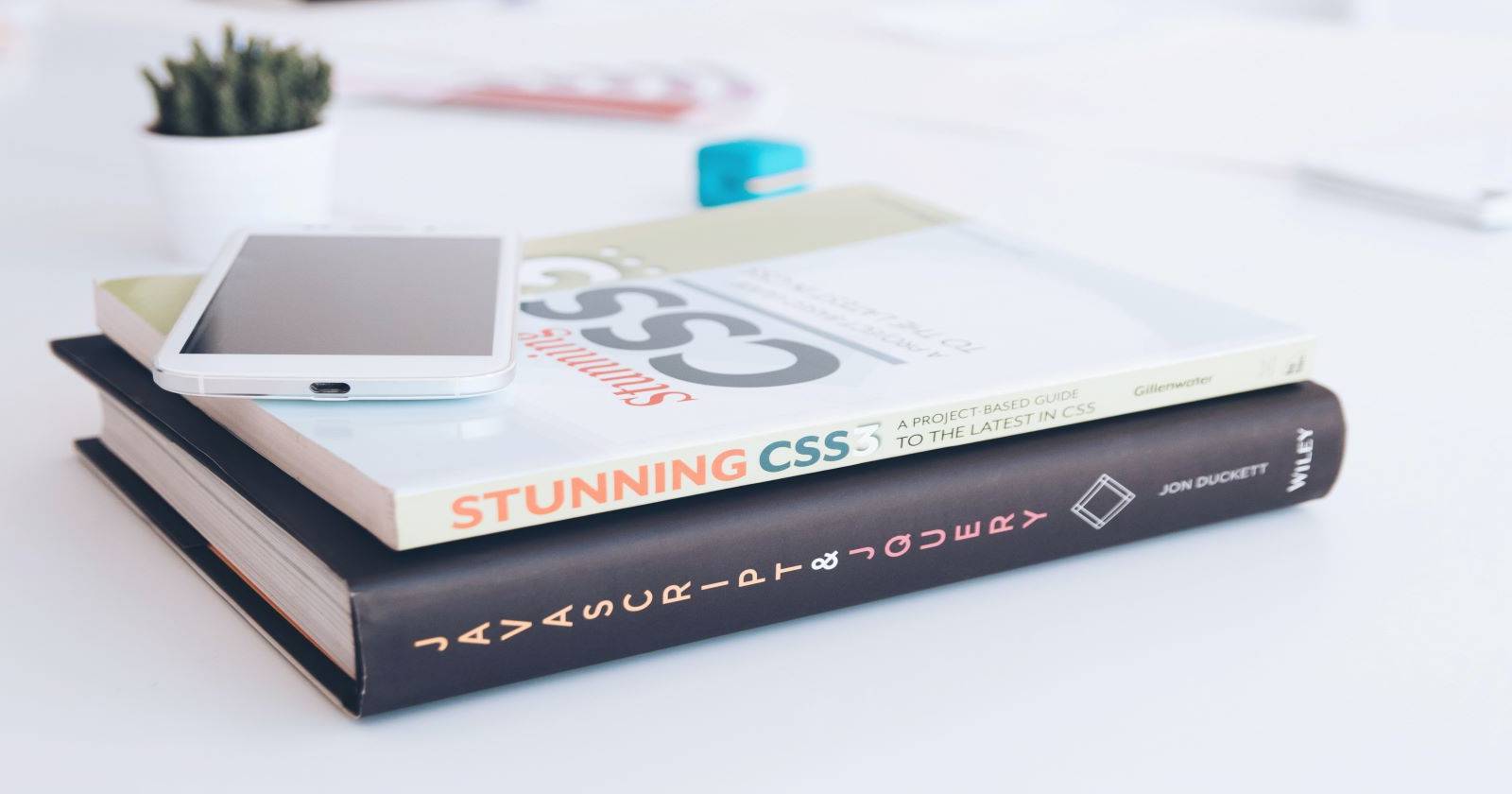 Книга по CSS на столе