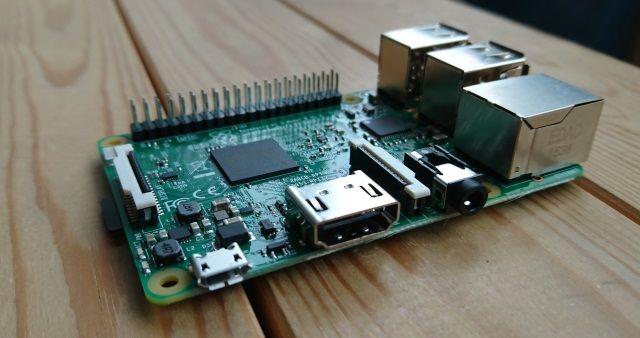 плата Raspberry Pi 3 вид сверху с компонентами