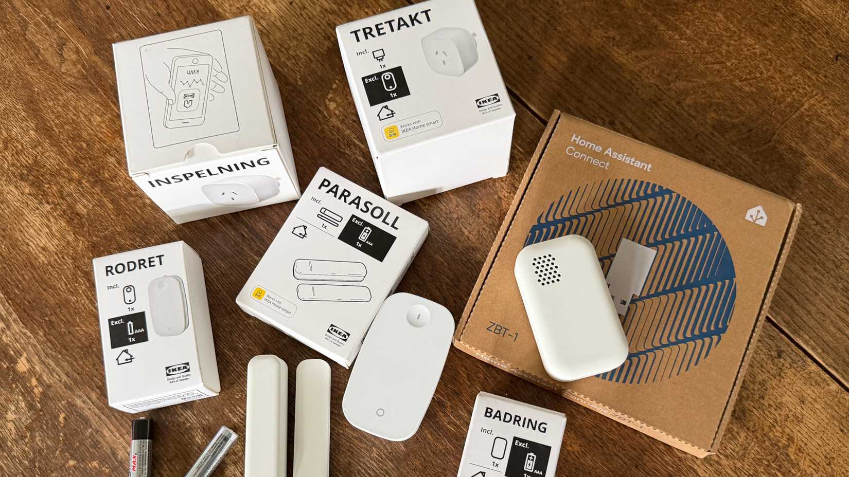 Коробка с товарами IKEA для умного дома, сфотографированные сверху.