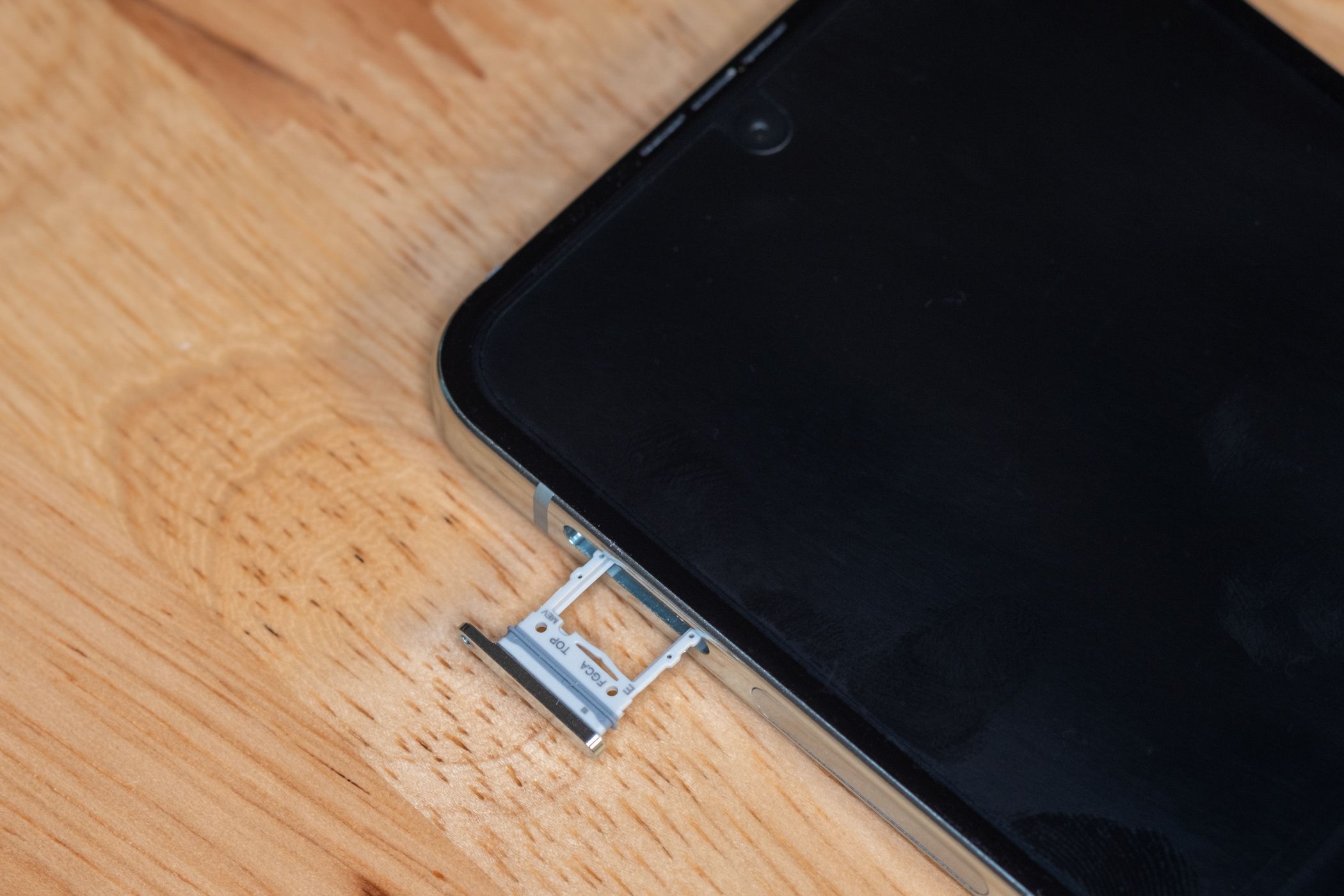 Слот SIM-карты в Samsung Galaxy Z Flip 4