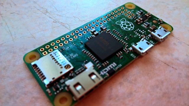 Верхняя панель Raspberry Pi Zero с портами USB и разъёмом питания