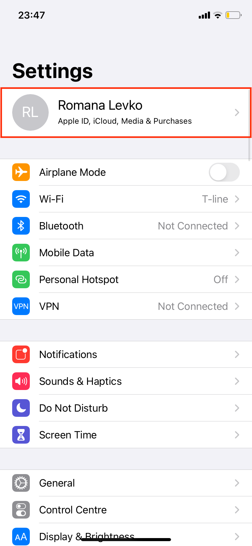 Экран Apple ID в приложении «Настройки» с настройками учётной записи