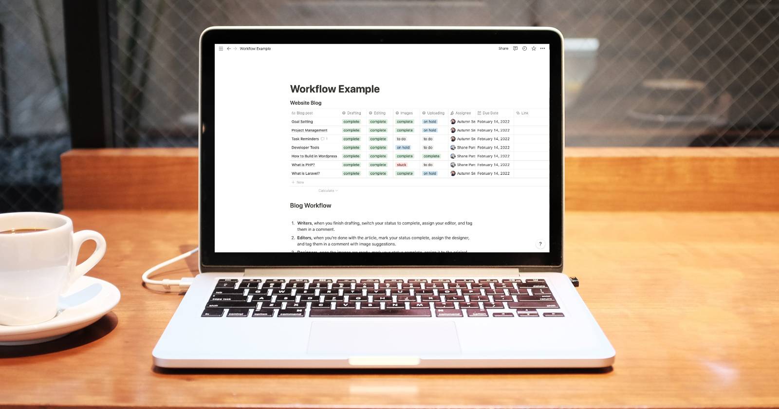 Ноутбук Mac с интерфейсом управления проектом на экране