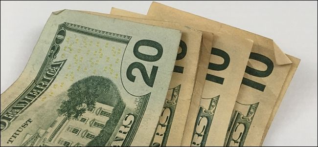 Наличные купюры в руке