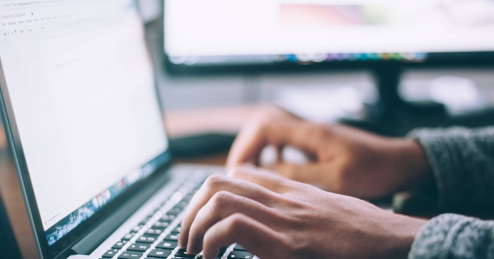 Человeк печатает на ноутбуке