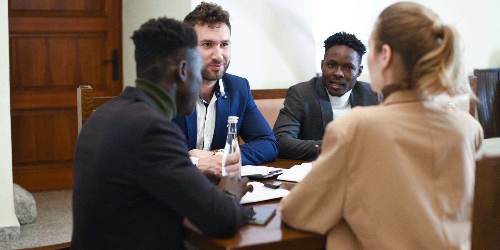 Группа людей обсуждает проект в офисе