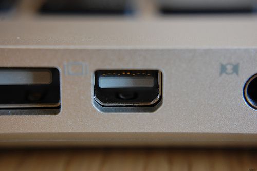 Порт Mini‑DisplayPort или Thunderbolt на ноутбуке вблизи клавиатуры