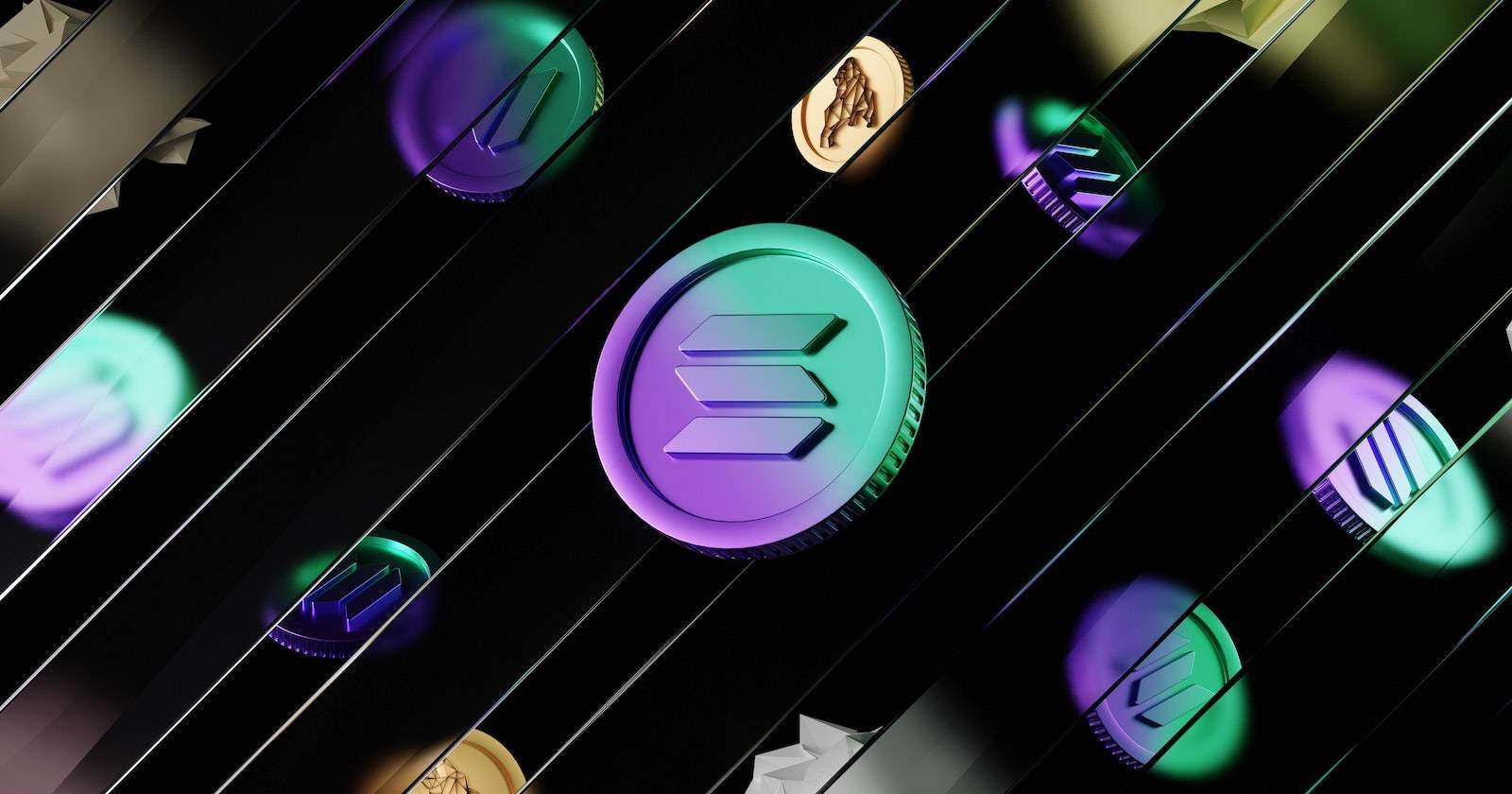 Ряд монет Solana на чёрном фоне