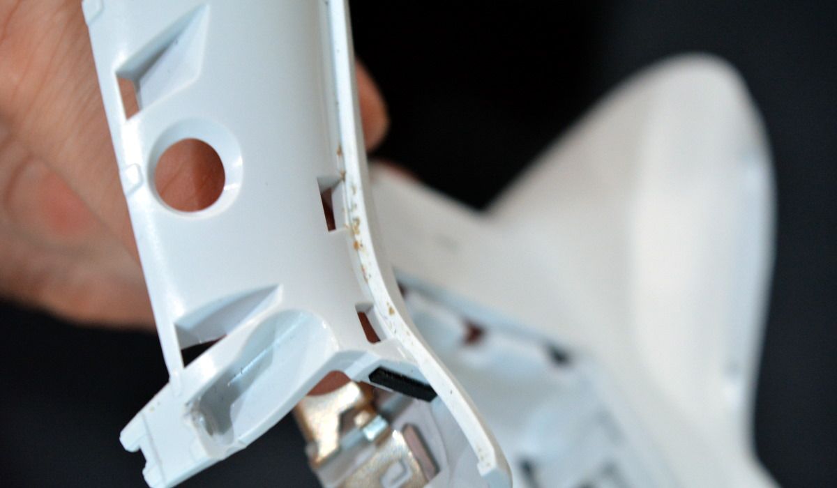 Протирание корпуса контроллера